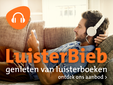 man luistert op de bank