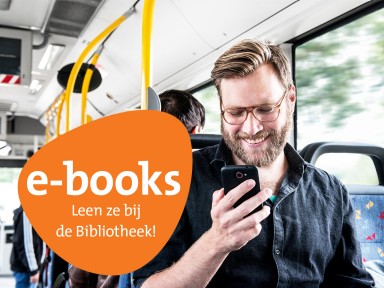 man leest in de bus